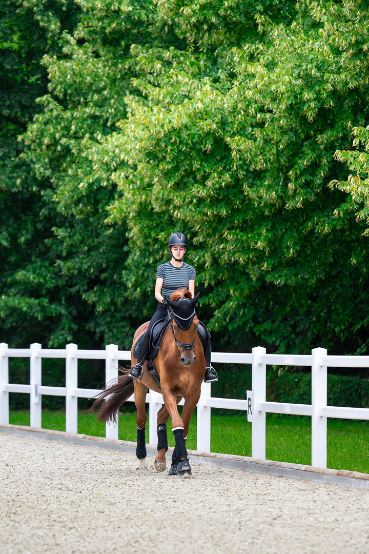 Reitschülerin auf dem Dressurplatz