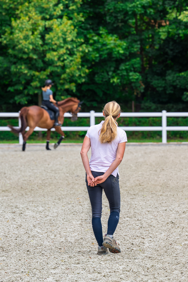 Kinder mit einem Pony auf dem Hof