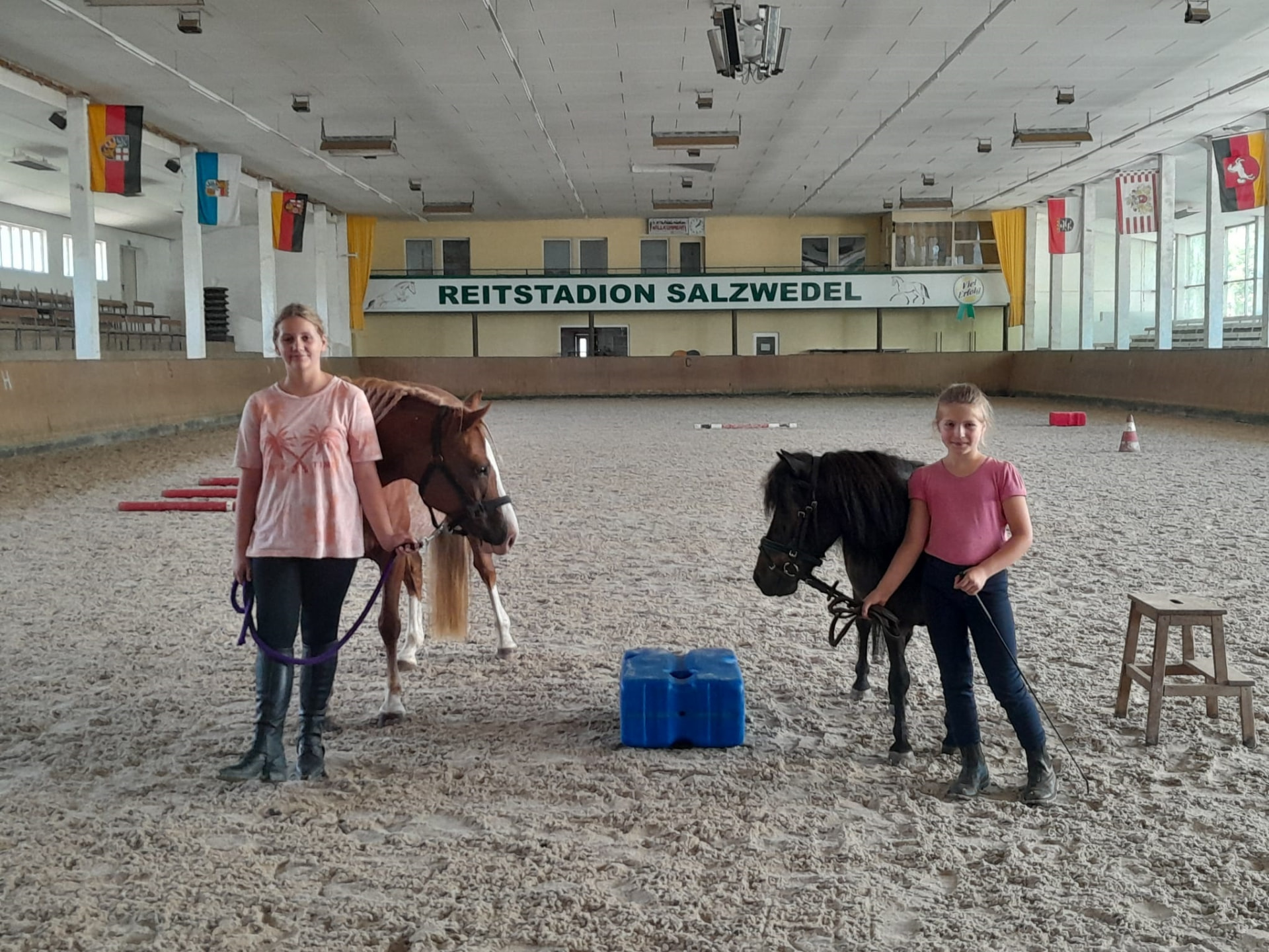 Reitgruppe in der Reithalle während der Reiterferien