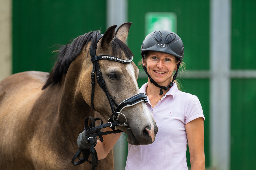 Carolin Hornkohl mit einem Pferd auf der Reitanlage
